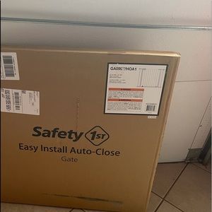 New baby gate never used in box willing to negotiate price. White.